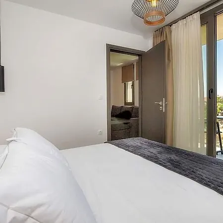 Vlashi Aparthotel 3*